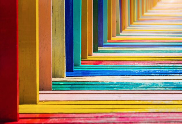 Foto bela ponte arco-íris colorida na aldeia de kalong, província de samut sakhon, tailândia