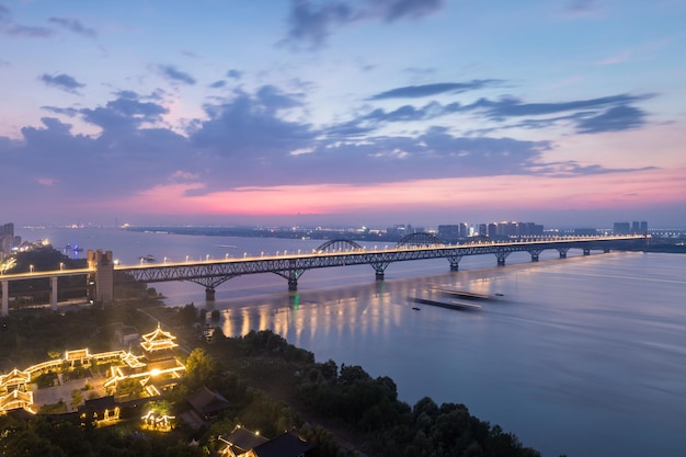 Bela ponte do rio yangtze à noite em jiujiang china