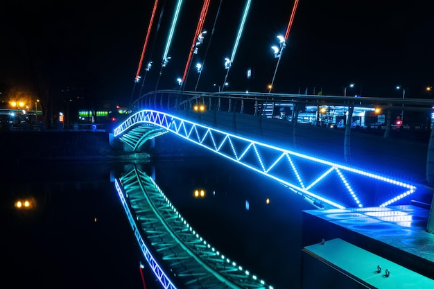 bela ponte iluminada sobre o rio com reflexo na água