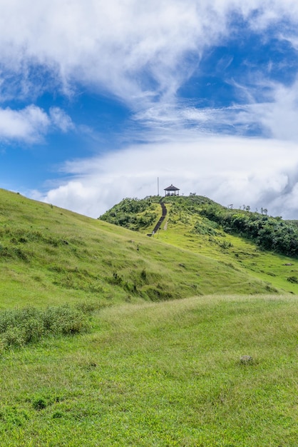 Bela pradaria de pastagem no vale de Taoyuan Caoling Mountain Trail passa sobre o pico do Mt Wankengtou em Taiwan