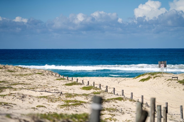 bela praia australiana de areia branca no verão