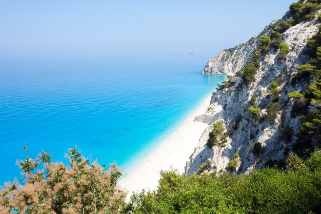 Bela praia branca de verão de egremni no mar jônico (lefkada, grécia) vista da rocha mais próxima