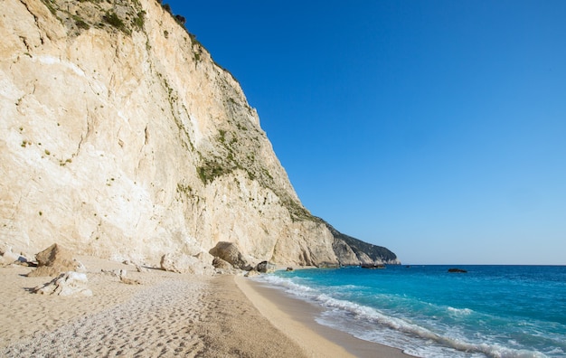 Foto bela praia branca de verão de porto katsiki no mar jônico (lefkada, grécia)