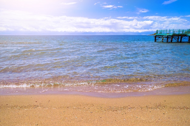 Bela praia calma e sem nuvens céu azul com o mar na maré baixa