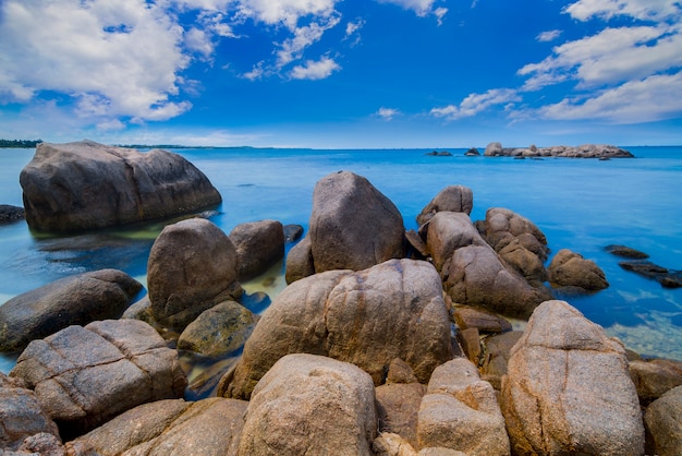 bela praia cheia de pedregulhos na ilha de Bintan durante o dia