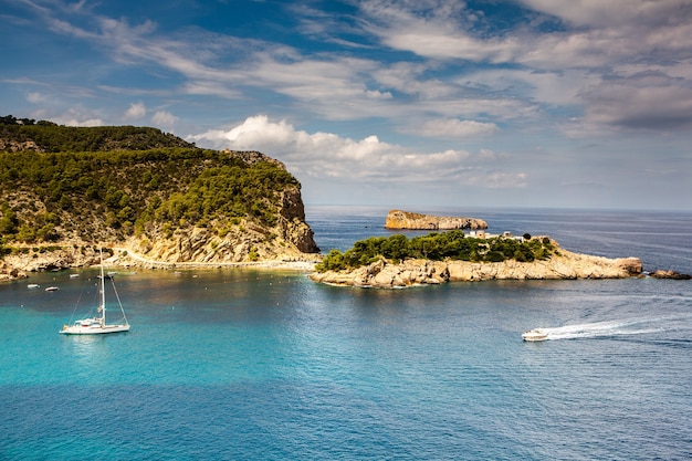 Bela praia com águas muito limpas e azuis no mar Mediterrâneo na ilha de Ibiza
