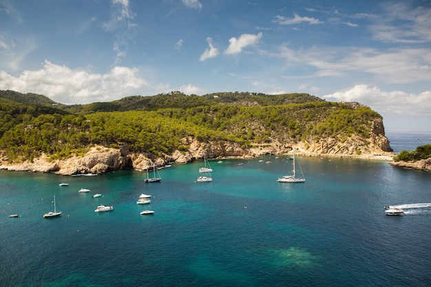 Bela praia com águas muito limpas e azuis no mar Mediterrâneo na ilha de Ibiza