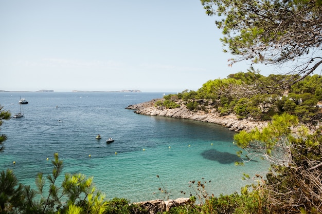 Bela praia com águas muito limpas e azuis no mar Mediterrâneo na ilha de Ibiza