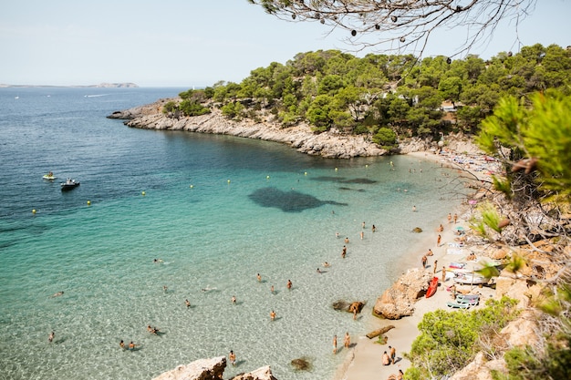 Bela praia com águas muito limpas e azuis no mar Mediterrâneo na ilha de Ibiza