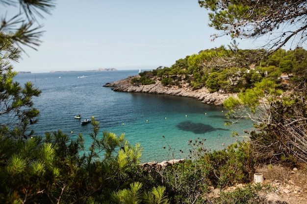 Bela praia com águas muito limpas e azuis no mar mediterrâneo na ilha de ibiza