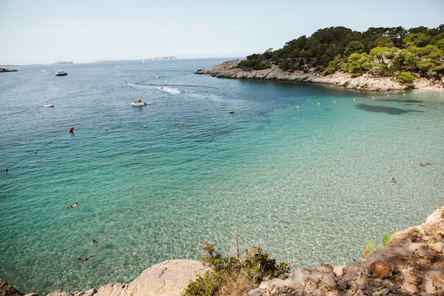 Bela praia com águas muito limpas e azuis no mar Mediterrâneo na ilha de Ibiza