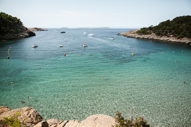 Bela praia com águas muito limpas e azuis no mar Mediterrâneo na ilha de Ibiza