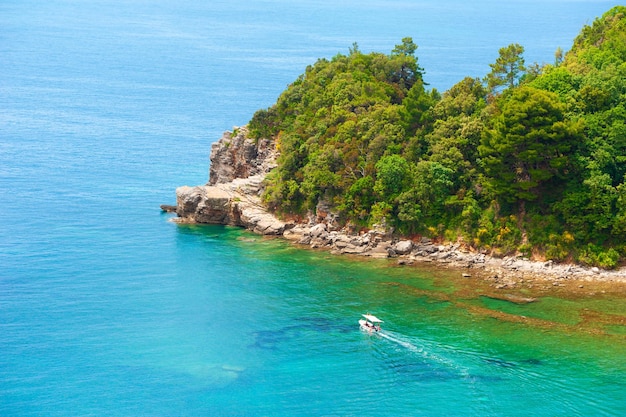 Bela praia com águas turquesas em Budva, Montenegro. Mar Adriático. Destino de viagem famoso