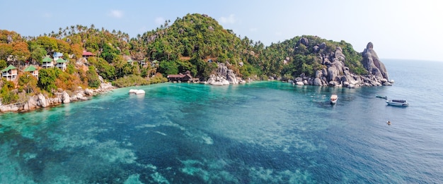 Bela praia com águas turquesas na ilha de koh tao, tailândia