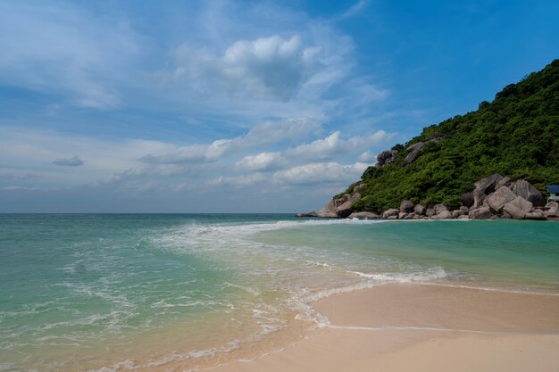 Bela praia com bancos de areia e céu azul nas ilhas de Koh Nangyaun, província de Surat Thani, Tailândia