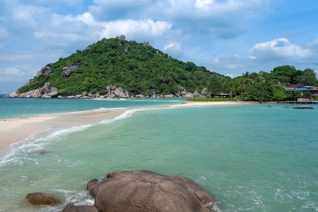 Bela praia com bancos de areia e céu azul nas ilhas de Koh Nangyaun, província de Surat Thani, Tailândia