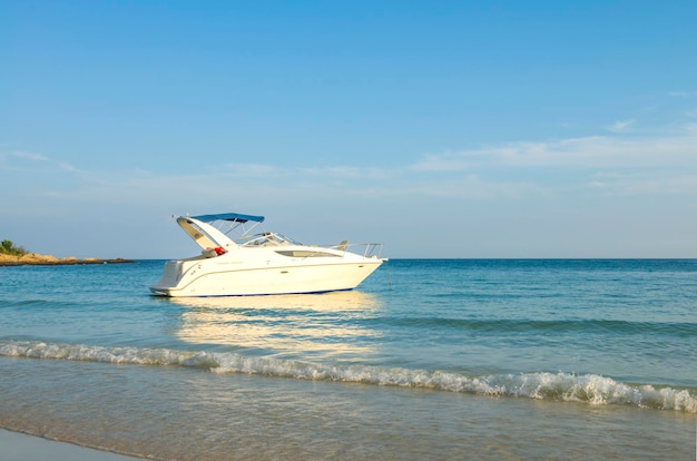 Bela praia com barco a motor na ilha de Samed, Tailândia