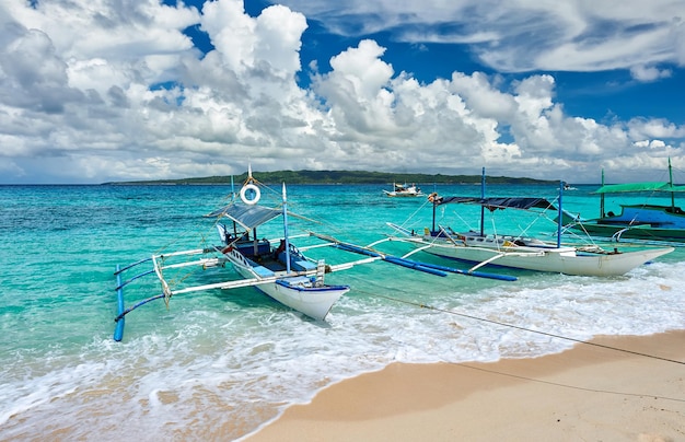 Bela praia com barco nas Filipinas