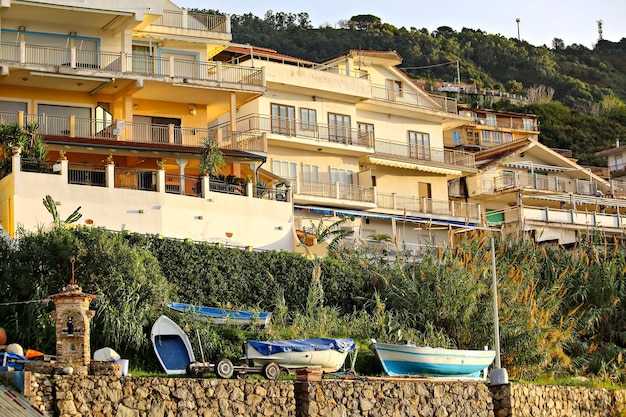 Bela praia com barcos em Pizzo, Calábria, Itália