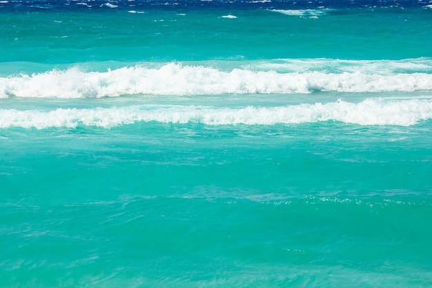 Bela praia com ondas na natureza da superfície