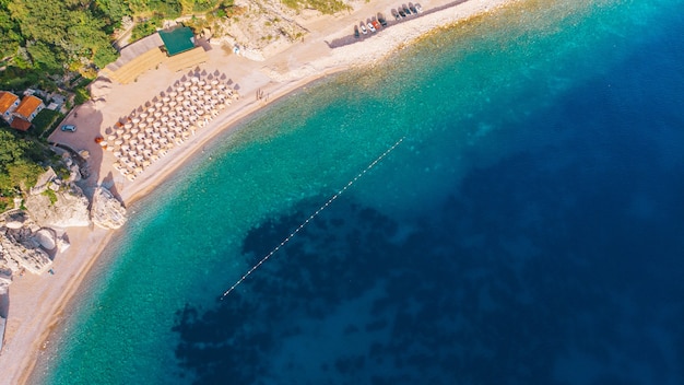 Bela praia de águas cristalinas no mediterrâneo. vista aérea. dia ensolarado.