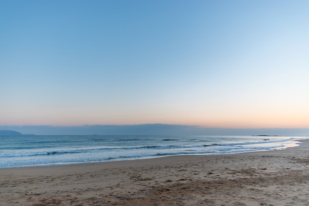 Bela praia de areia à beira-mar