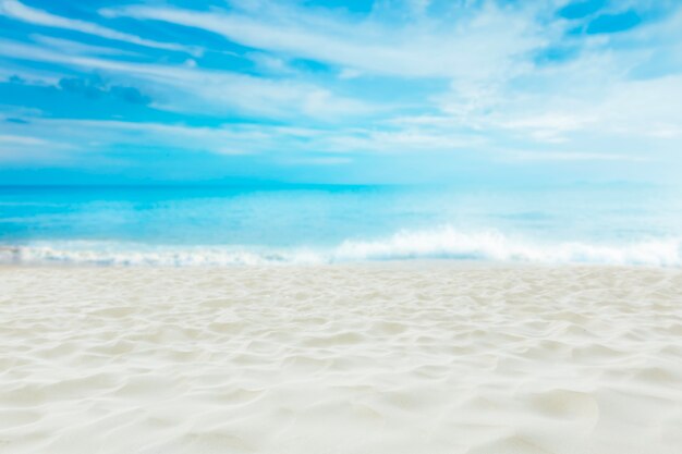 Bela praia de areia branca com céu azul, destino de sonho de verão.