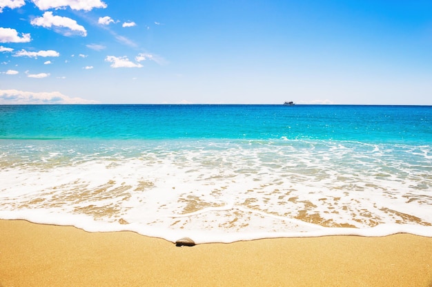 Bela praia de areia branca e mar azul-turquesa. costa da ligúria, itália