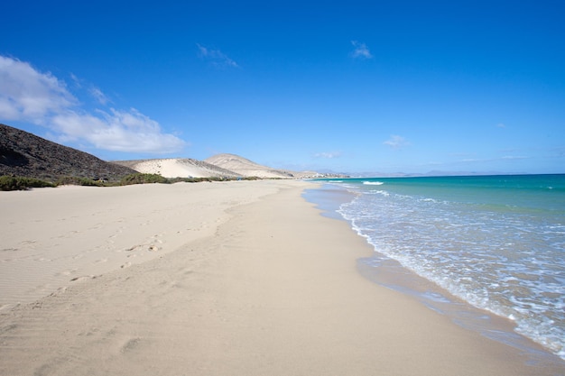 bela praia de areia dourada na costa de Fuerteventura