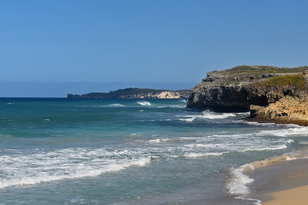 Bela praia de areia. oceano atlântico. república dominicana