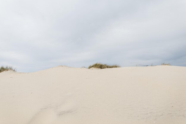 Bela praia de areia perto do mar