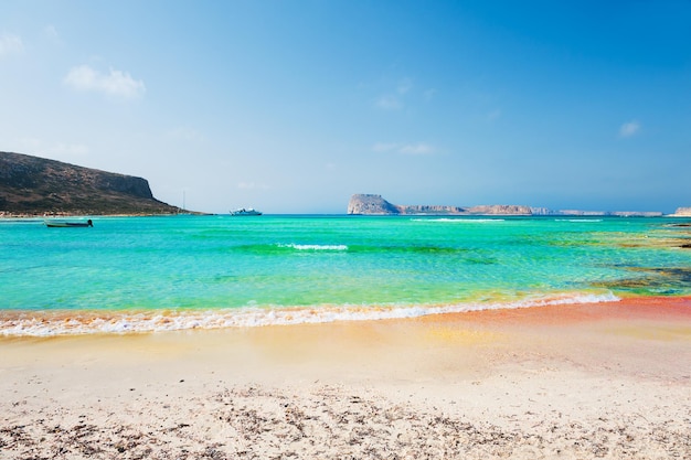 Bela praia de areia rosa na lagoa Balos, ilha de Creta, Grécia