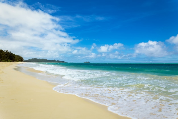 Bela praia de Waimanalo com água turquesa e céu nublado, litoral de Oahu, Havaí