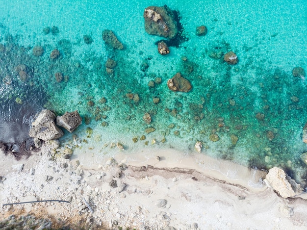 Bela praia e baía de água na linha costeira espetacular grega Água azul turquesa transparente pedregulhos exclusivos Grécia destino de viagem de verão