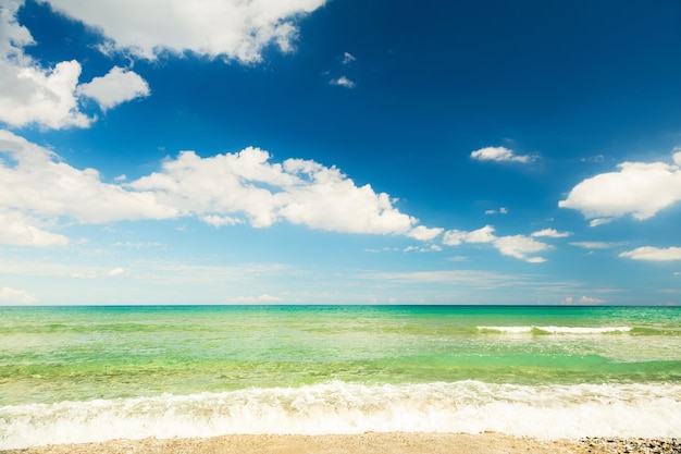 Bela praia e céu azul com nuvens. Ilha de Creta, Grécia