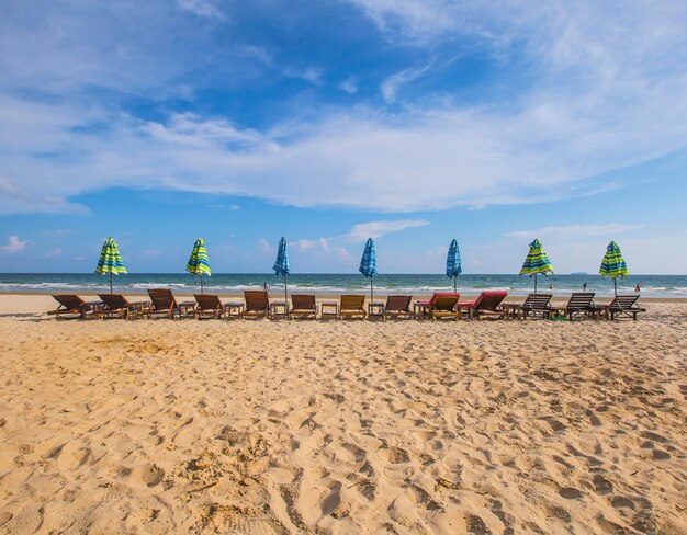 Bela praia e céu azul