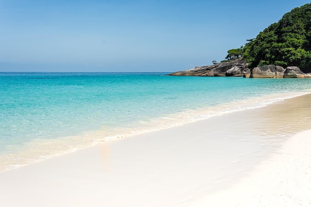 Foto bela praia e mar koh miang ilha no4 no parque nacional mu ko similan phang nga tailândia