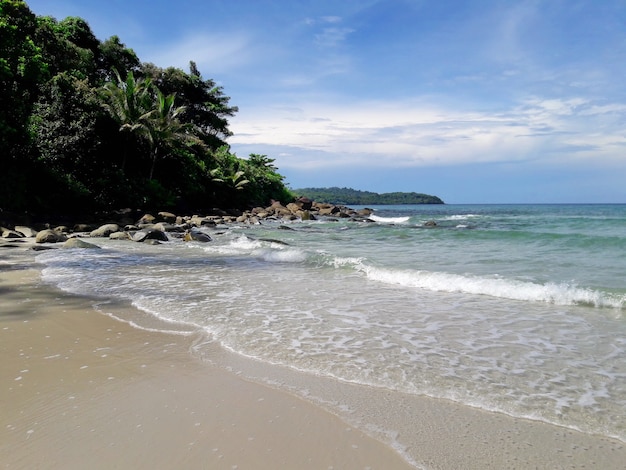 Bela praia e o mar com o céu azul brilhante