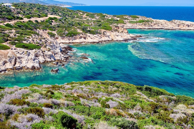 Bela praia e paisagem rochosa do litoral na Grécia