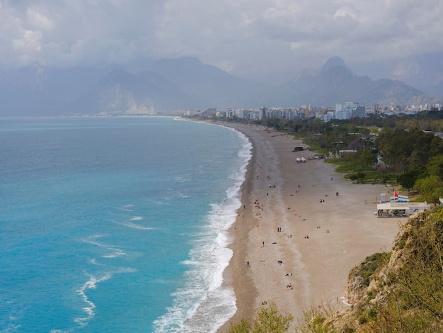 Bela praia e vista para o mar