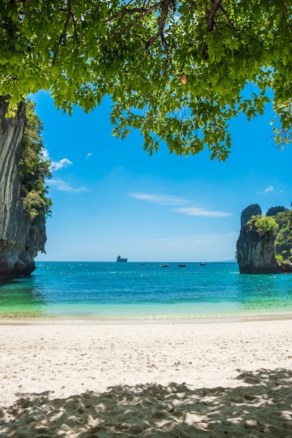 Bela praia na ilha de hong krabi tailândia, destino de referência no sudeste asiático, férias tropicais e conceito de férias