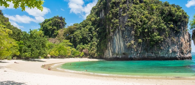 Bela praia na ilha de Hong Krabi Tailândia, destino de referência no Sudeste Asiático, férias tropicais e conceito de férias