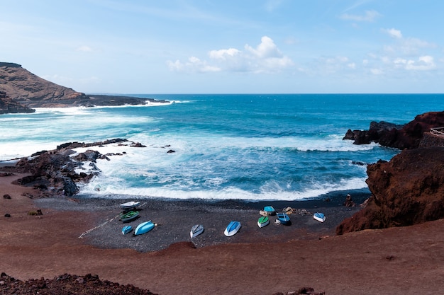 Bela praia na ilha de Lanzarote