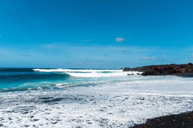 Bela praia na ilha de Lanzarote