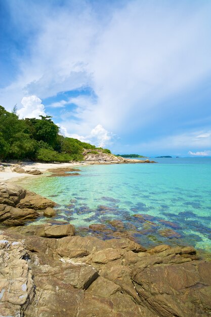 Bela praia no mar tropical em dia de verão