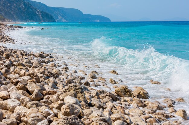 Bela praia rochosa de verão na costa de Lefkada (Grécia, Mar Jônico)