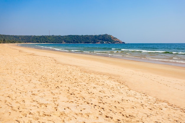 Bela praia solitária com areia amarela em goa, índia