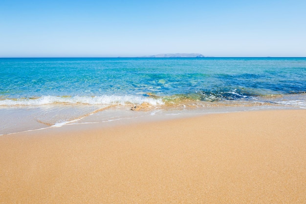 Bela praia tropical com águas turquesas e areia branca. Ilha de Creta, Grécia