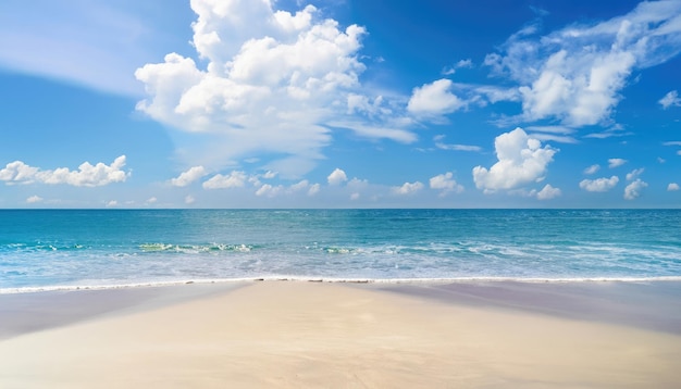 Bela praia tropical com céu azul e nuvens brancas abstraem fundo de textura