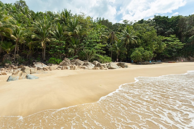 Bela praia tropical com fundo de natureza de Tailândia de pedras